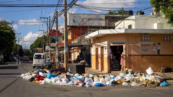 Alcaldías buscan limpiar sus espacios de la basura de Año Nuevo