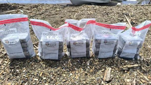 Decomisan 25 paquetes de cocaína en embarcación abandonada