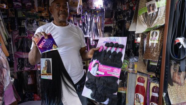 Vendedores de pelo, el oficio que practican muchos haitianos