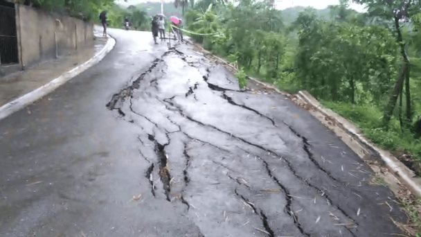 Crecida de río afecta un puente y una carretera en Puerto Plata