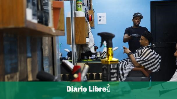 Barberos hablan de cómo son sus largas horas de trabajo