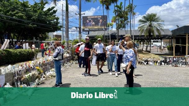 Ciudadanos visitan ruinas de discoteca Jet Set este Sábado Santo