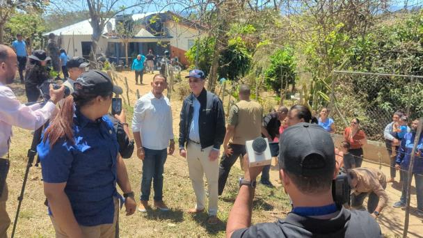 Abinader y el encuentro con "primos" en Los Montones