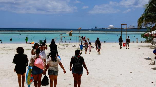 Ambiente familiar en playas de Boca Chica, Guayacanes y Juan Dolio