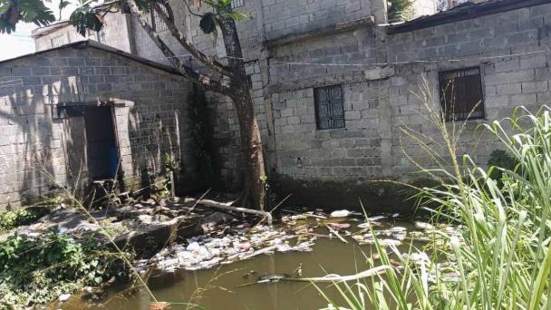 Residentes denuncian inundaciones por desagüe en Los Alcarrizos