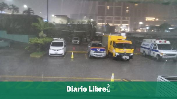 Lluvias provocan inundaciones en calles y viviendas de Santiago