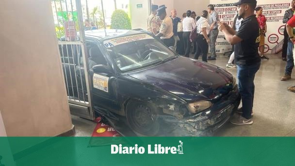 Carro público se accidenta en la terminal 1 del teleférico de Santiago