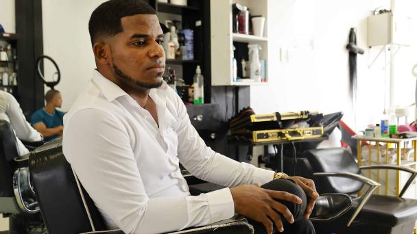 Dueño de barbería dice la Policía quiere incriminarlo