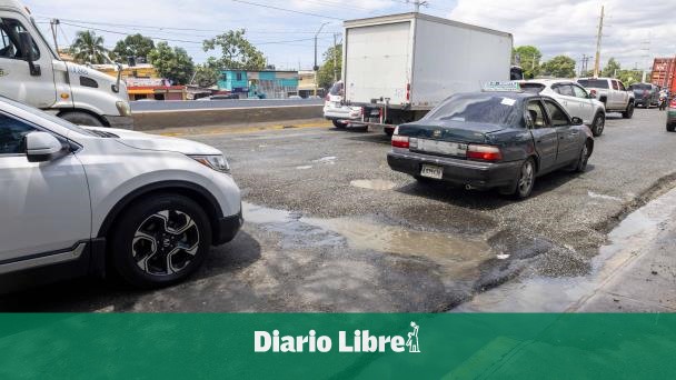 Colapso de cloaca frente al Darío Contreras causa problemas