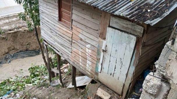 Seis familias evacuadas por riesgo de derrumbe en Santiago