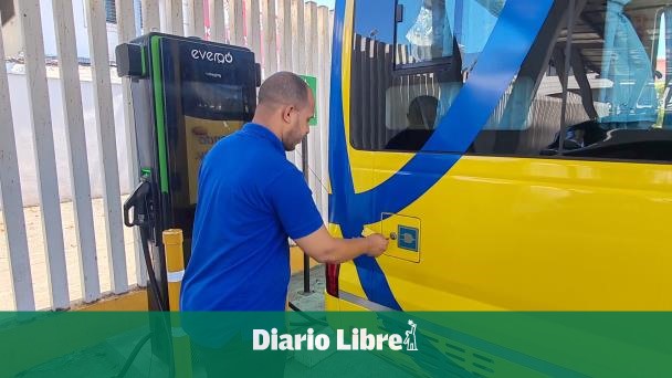 Minerd entrega autobuses para alumnos con discapacidad en Santiago